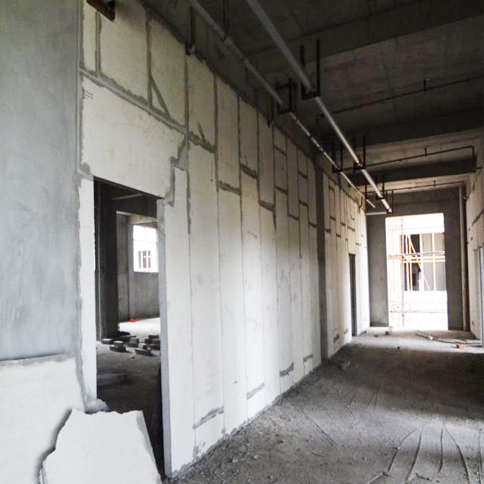 南昌某開(kāi)發(fā)樓盤(pán)墻面保溫隔墻板安裝現(xiàn)場(chǎng)